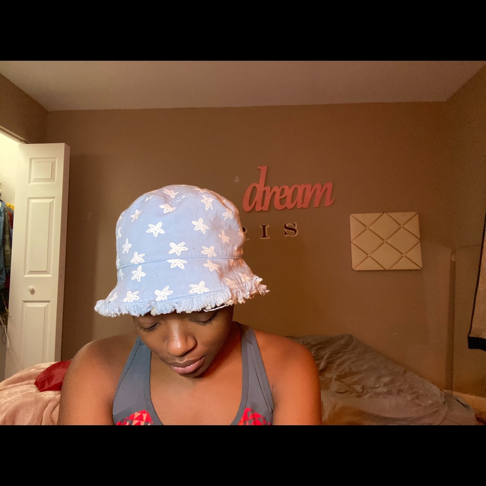 Reversible bucket hat